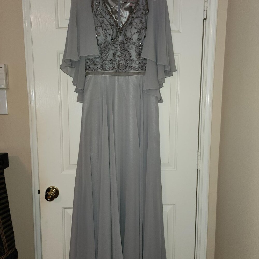 Gray/Silver Formal Prom or Wedding Dress. Size 6.